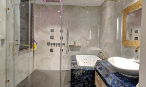 Cách vệ sinh vách kính nhà vệ sinh hiệu quả và đơn giản nhất