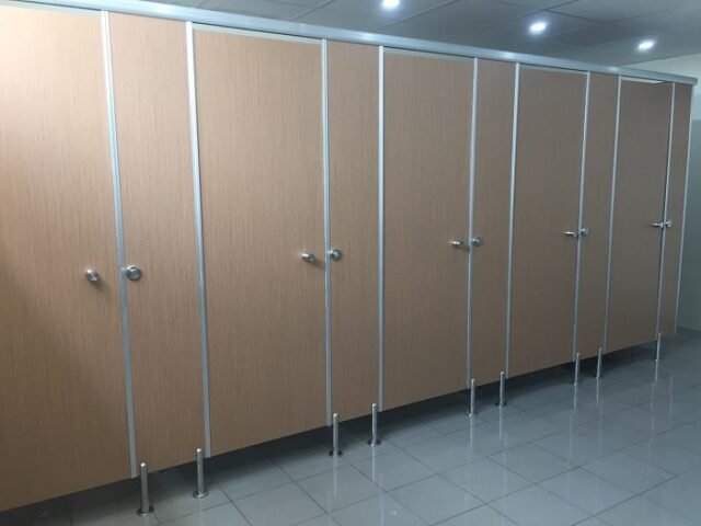 Báo giá vách ngăn vệ sinh compact HPL mới nhất 2023