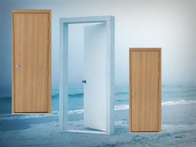 Để làm khô keo và bám chắc hơn thì ép thủy lực cửa