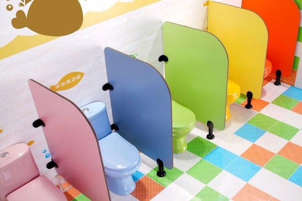 hinh-anh-trang-tri-nha-ve-sinh-mam-non206 Hình ảnh trang trí nhà vệ sinh mầm non màu sắc nổi bật