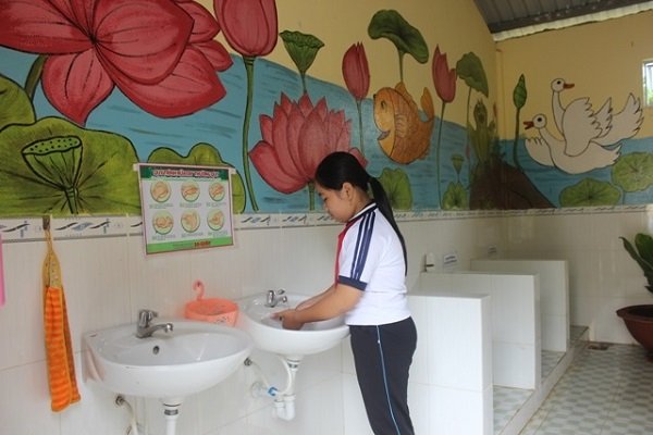 hinh-anh-trang-tri-nha-ve-sinh-mam-non209 Trang trí nhà vệ sinh mầm non hình hoa sen