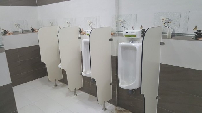 nha-ve-sinh-nam-nu-2 Sự khác biệt giữa nhà vệ sinh nam nữ