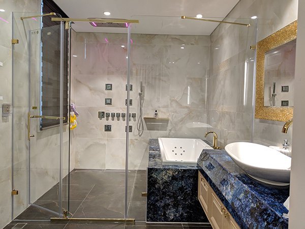 Cách vệ sinh vách kính nhà vệ sinh hiệu quả và đơn giản nhất