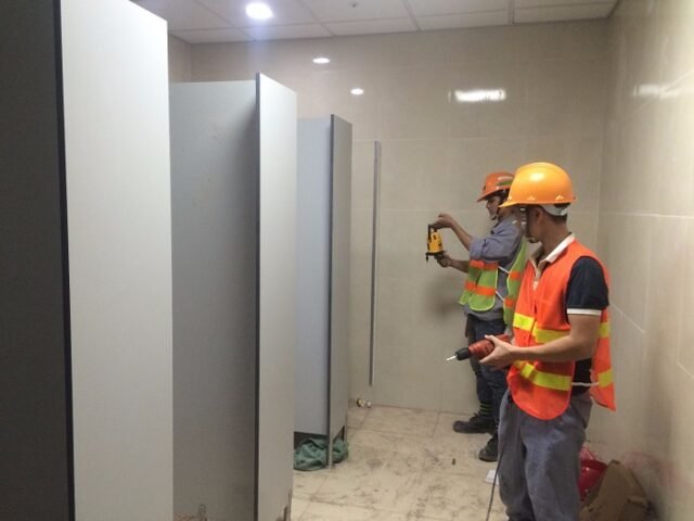 thi-cong-vach-ngan-ve-sinh-4-1 thi công vách ngăn vệ sinh