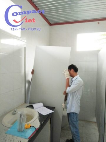 thi-cong-vach-ngan-ve-sinh-cong-trinh-dong-nai-4 Quy trình thi công vách ngăn vệ sinh Compact Việt cho nhà xưởng chuyên nghiệp