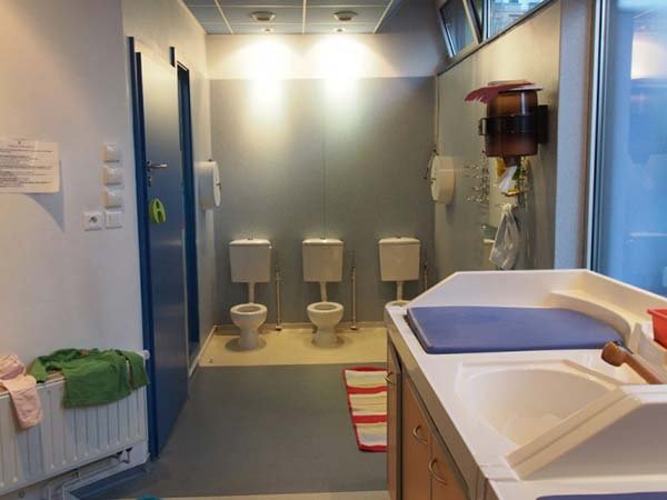 Cách trang trí nhà vệ sinh mầm non đẹp