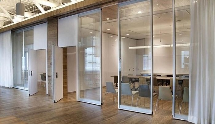 Vách ngăn nhựa cứng trong suốt được làm từ chất liệu gì?