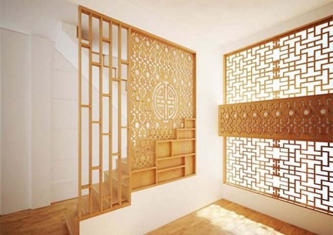 Vách ngăn phòng khách bằng gỗ công nghiệp có nhiều chi tiết hoa văn độc đáo