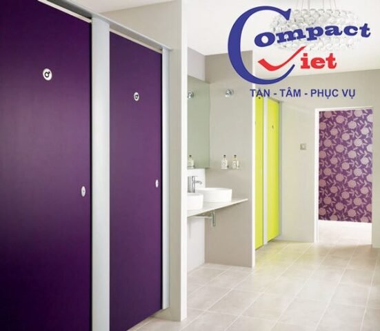 Vách ngăn vệ sinh tím và trắng