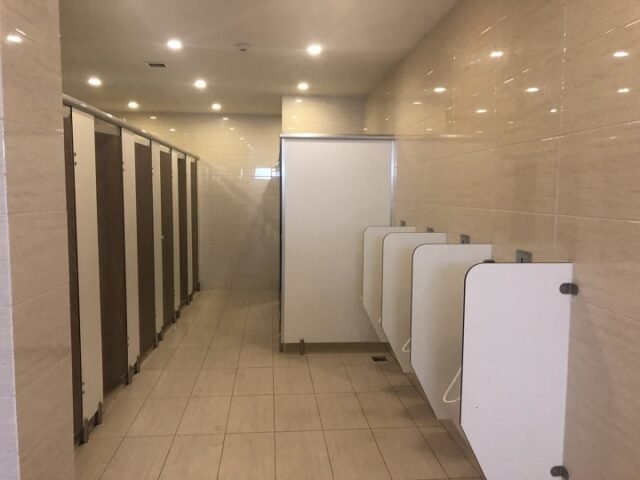 vach-ngan-ve-sinh-gia-re-tai-tp-ha-noi-2 Vách ngăn vệ sinh Compact HPL giá rẻ tại Hà Nội