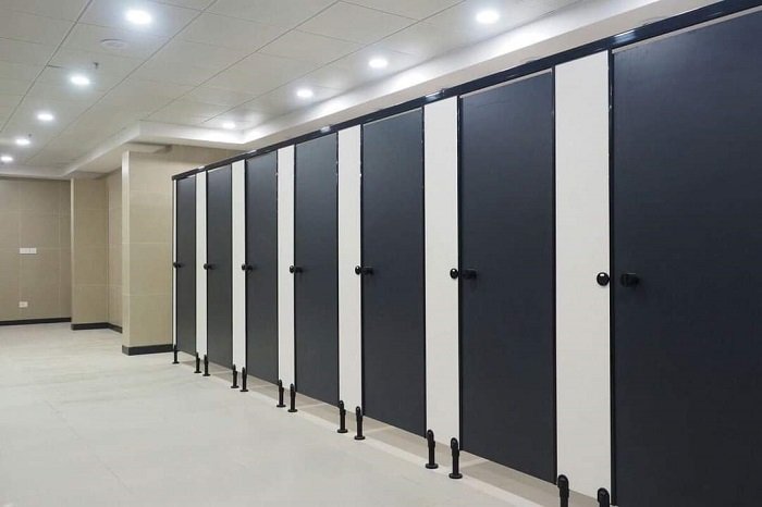 Nên sử dụng vách vệ sinh compact hay vách ngăn gỗ?