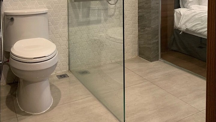 Vách ngăn vệ sinh giá rẻ tại TP Đà Nẵng bằng kính cường lực