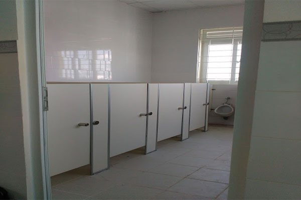 Vách ngăn vệ sinh mầm non cực hữu ích và cần thiết