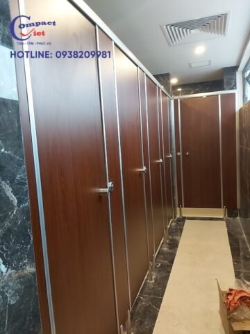 Sử dụng vật liệu Compact chất lượng giúp kéo dài tuổi thọ khu vệ sinh