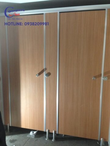 Báo giá chi tiết vách ngăn vệ sinh bằng tấm Compact giả gỗ