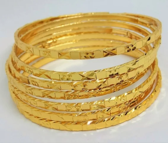 Đám cưới với nhẫn vàng 18K