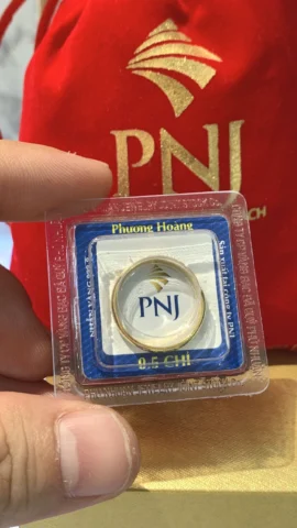 Giá Vàng Nhẫn PNJ 2026: Dự báo, Phân tích và Lời khuyên Đầu tư Cận cảnh chiếc nhẫn vàng PNJ