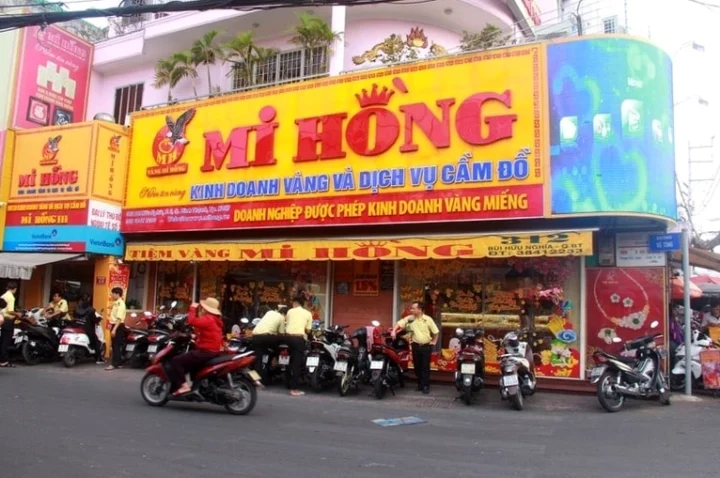 Mi Hồng Bình Thạnh: Tất Tần Tật Thông Tin Cần Biết Năm 2026 Cửa hàng Mi Hồng trưng bày vàng lấp lánh