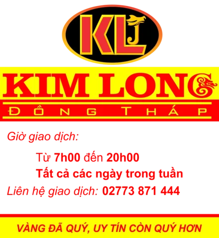Khách hàng đang xem trang sức tại Tiệm Vàng Kim Long Đồng Tháp