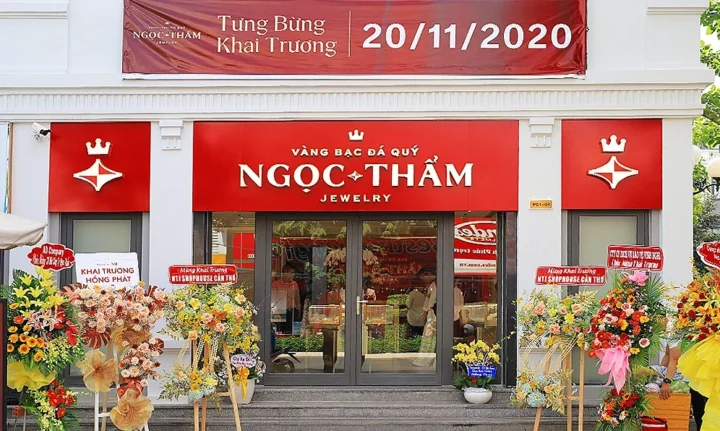Tiệm Vàng Ngọc Thẩm: Uy Tín, Chất Lượng Vàng Theo Thời Gian Khách hàng mua sắm tại Tiệm Vàng Ngọc Thẩm