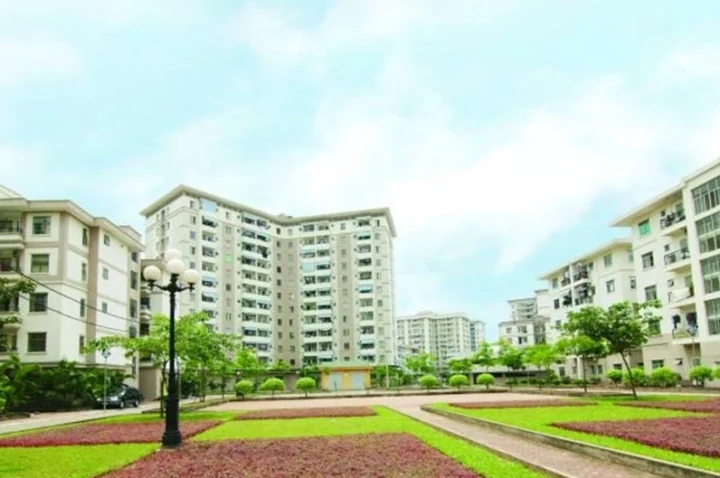 Khu Đô Thị Việt Hưng: Tiềm Năng và Đánh Giá Chi Tiết 2026 Khuôn viên xanh mát với cây cối và lối đi bộ tại khu đô thị Việt Hưng