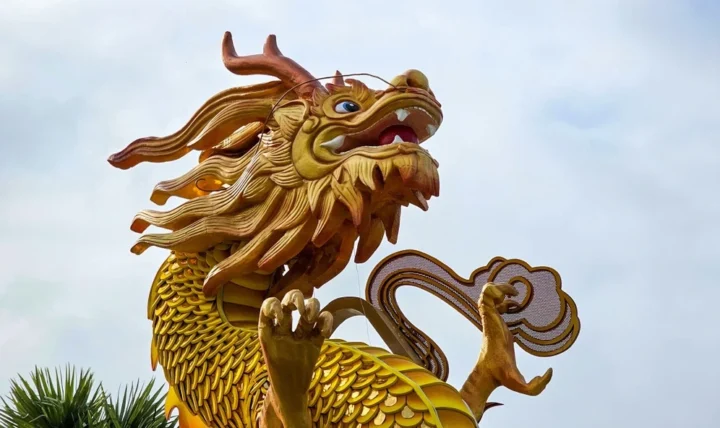 Linh vật Rồng Vàng Huế bên sông Hương