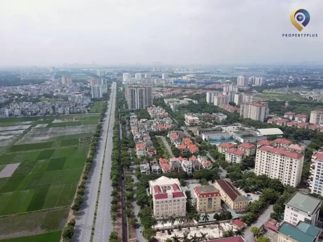Khu Đô Thị Việt Hưng: Tiềm Năng và Đánh Giá Chi Tiết 2026 Một góc đường nội khu tại khu đô thị Việt Hưng