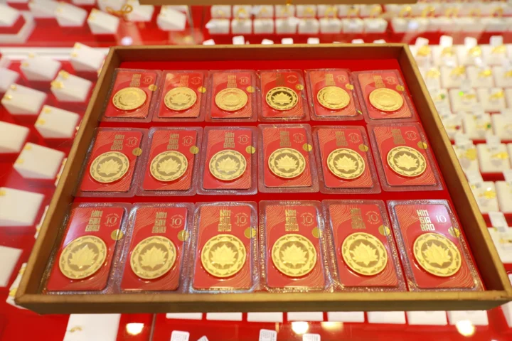Giá Vàng Kim Gia Bảo 2026: Dự Báo Xu Hướng và Phân Tích Chuyên Sâu Người dân mua vàng tại cửa hàng