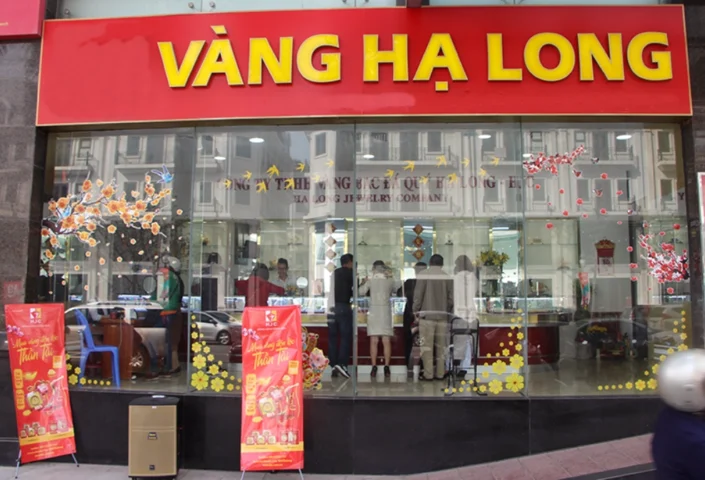 Giá Vàng Hạ Long Hôm Nay 2026: Dự Báo Biến Động & Phân Tích Chuyên Sâu Người dân xem bảng giá vàng tại Hạ Long