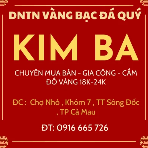 Người dân xem giá vàng tại tiệm vàng