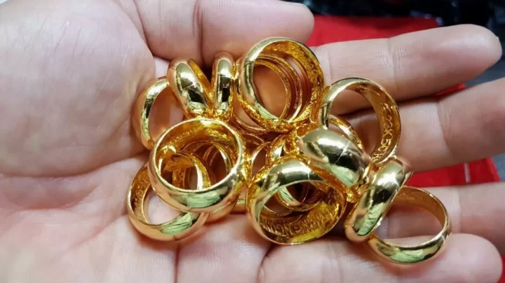 Người giao dịch vàng 990