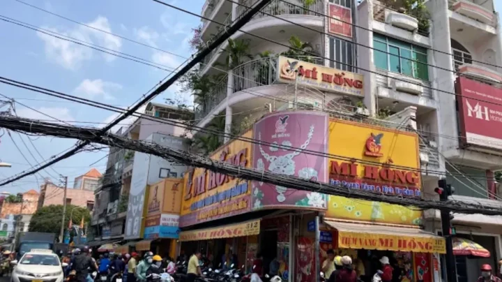 Mi Hồng Bình Thạnh: Tất Tần Tật Thông Tin Cần Biết Năm 2026 Nhân viên tư vấn cho khách hàng tại tiệm vàng Mi Hồng
