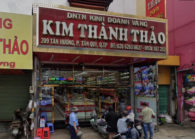 Nhân viên tư vấn tại tiệm vàng Kim Thành Thảo hỗ trợ khách hàng chọn trang sức