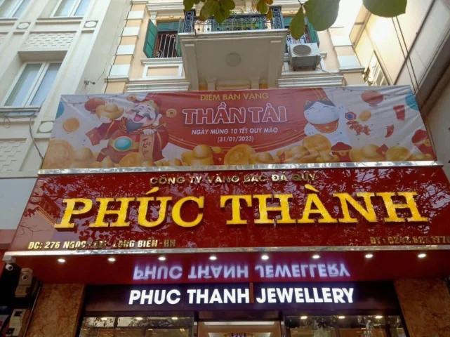 Vàng Phúc Thành Ngọc Lâm: Hướng Dẫn Mua Bán và Đầu Tư An Toàn 2026 Nhân viên Vàng Phúc Thành Ngọc Lâm tư vấn khách hàng