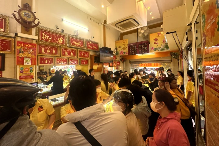 Phụ nữ với làn da đẹp và khỏe mạnh