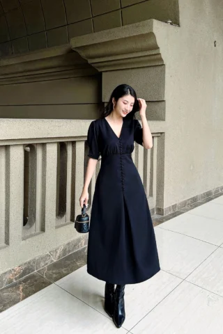Đầm đen midi cắt xẻ tinh tế