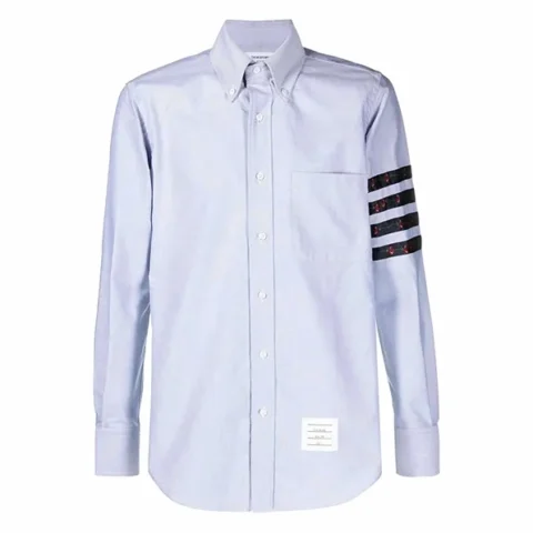 Áo sơ mi Thom Browne xanh nhạt với sọc đặc trưng ở vai
