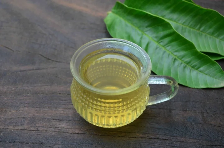 Bát lá ổi tươi và một ly nước lá ổi