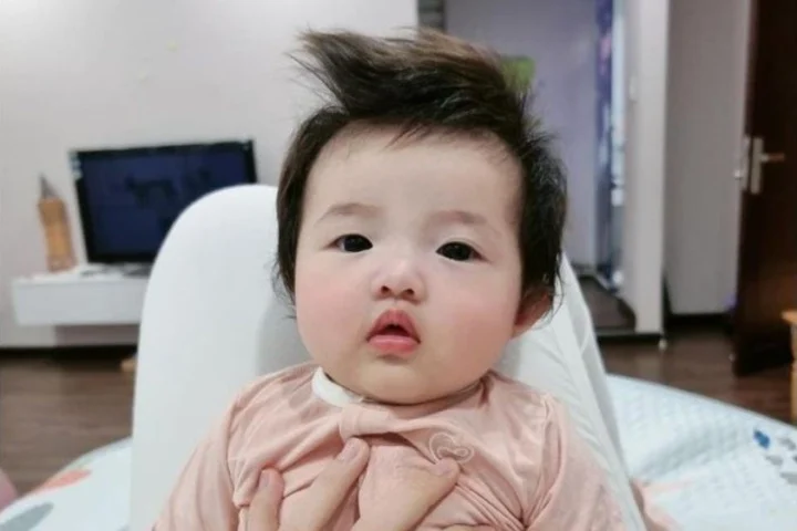 Bé gái sơ sinh với kiểu tóc đáng yêu