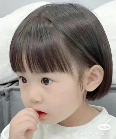 Bé gái với mái tóc ngắn cá tính