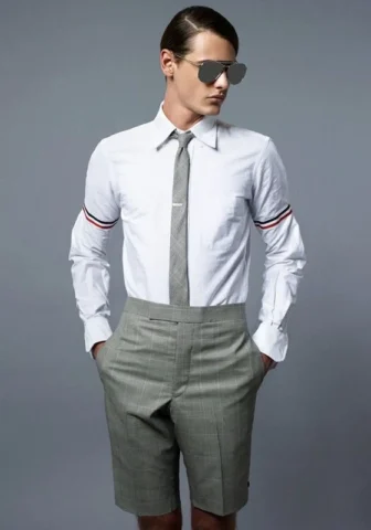 Cận cảnh chi tiết và đường may của áo sơ mi Thom Browne
