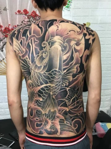 Cận cảnh hình xăm cá chép đen trắng trên lưng