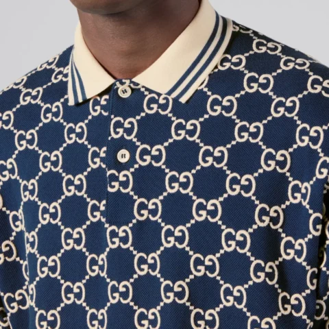 Cận cảnh họa tiết GG Supreme trên áo polo Gucci nam