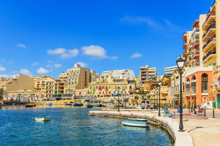 Malta Là Nước Nào? Khám Phá Quốc Đảo Địa Trung Hải 2026 Cảnh một gia đình đang tận hưởng cuộc sống tại Malta