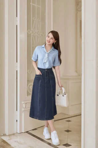 Chân váy jean dáng dài xẻ tà phối cùng áo kiểu đi tiệc