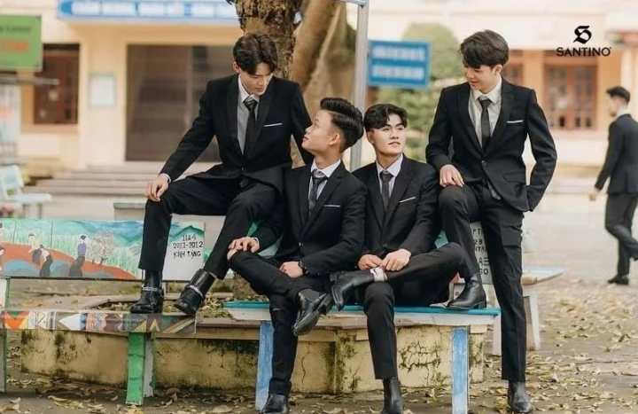 Chàng trai mặc suit lịch lãm chụp kỷ yếu