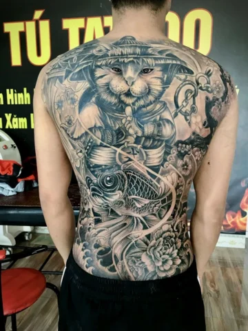Chi tiết hình xăm lưng mèo thần tài