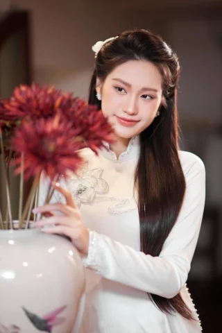 Top 10+ Các Kiểu Tóc Mặc Áo Dài Chuẩn Fashion 2026 Cô dâu với kiểu tóc bob uốn cúp khi mặc áo dài cưới