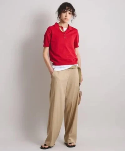 Cô gái mặc áo đỏ và quần jeans đen