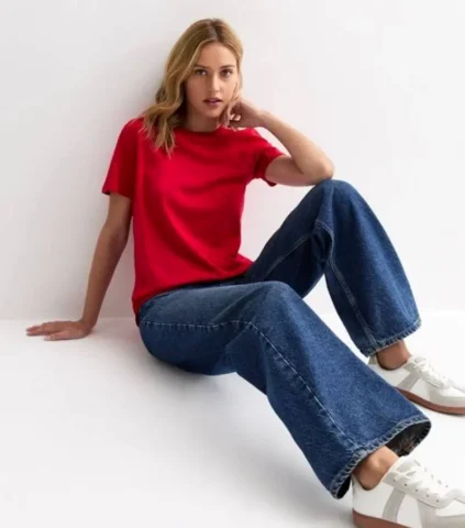 Cô gái mặc áo đỏ và quần jeans xanh